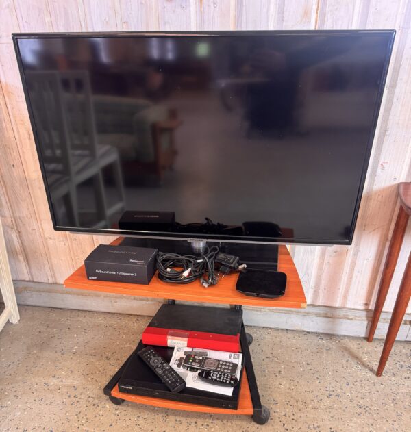 Grundig 40” tv plus DVD spelare, boxer m.m