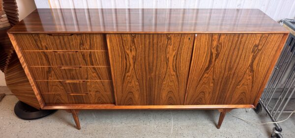 Sideboard i rosenträ. 60/70tal