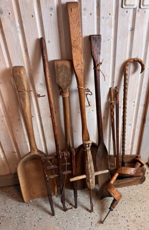 Parti med allmoges redskap. Bla en borr daterad 1740