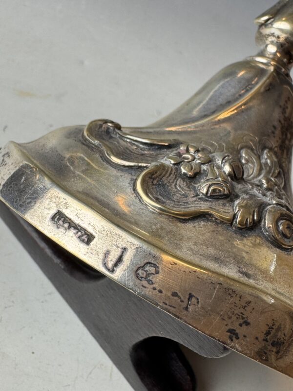 Ljusstake rokoko. Försilvrat mässing.(RÄTTELSE DETTA ÄR SILVER OCH INTE FÖRSILVRAT MÄSSING) 1700tal - Bild 2