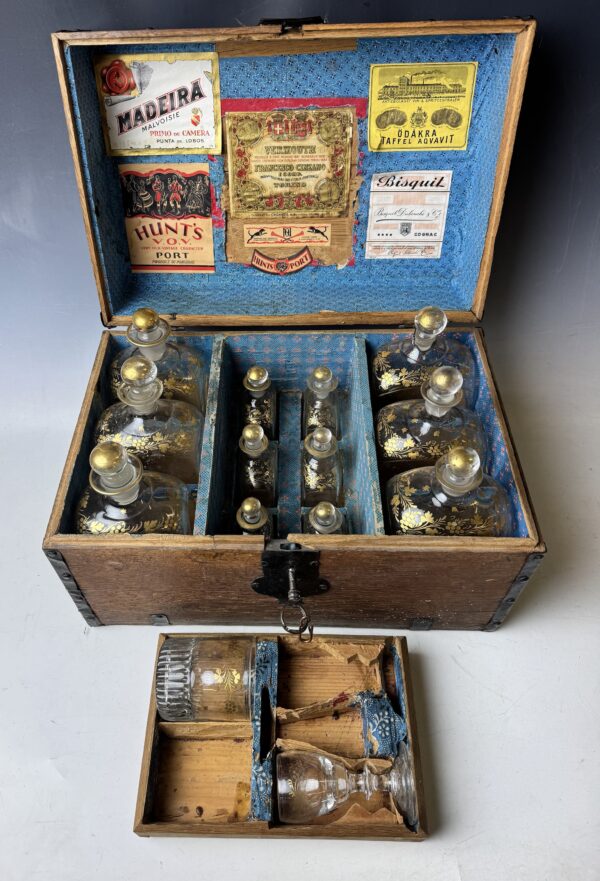 Brännvinsschatull med karaffer och glas. 1800tal
