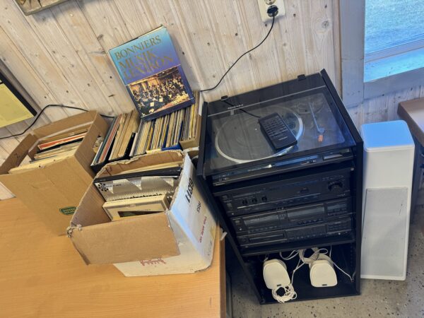 Stereostapel. Technics + LP skivor + högtalare
